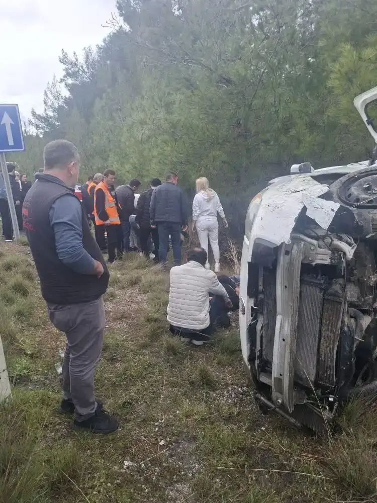 antalyada-feci-kazada-arac-sarampole-uctu-devrilen-aracta-6-kisi-yaralandi