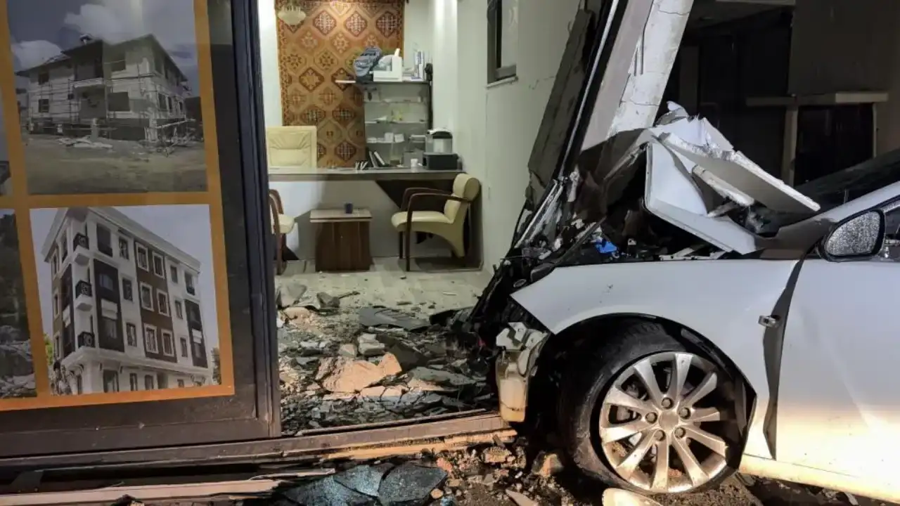 gazipasada-feci-kazada-otomobil-is-yerine-daldi-3-kisi-agir-yaralandi