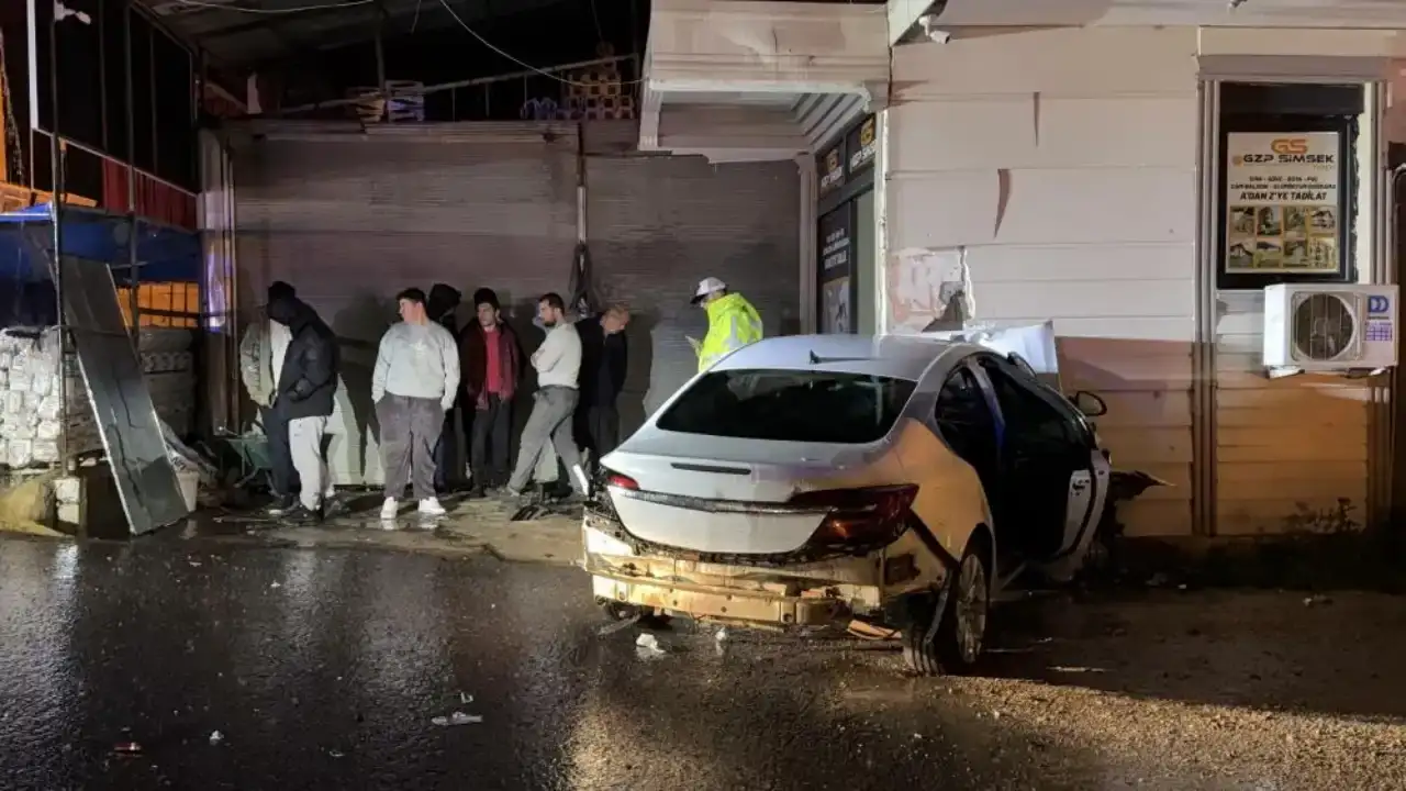 gazipasada-feci-kazada-otomobil-is-yerine-daldi-3-kisi-agir-yaralandi