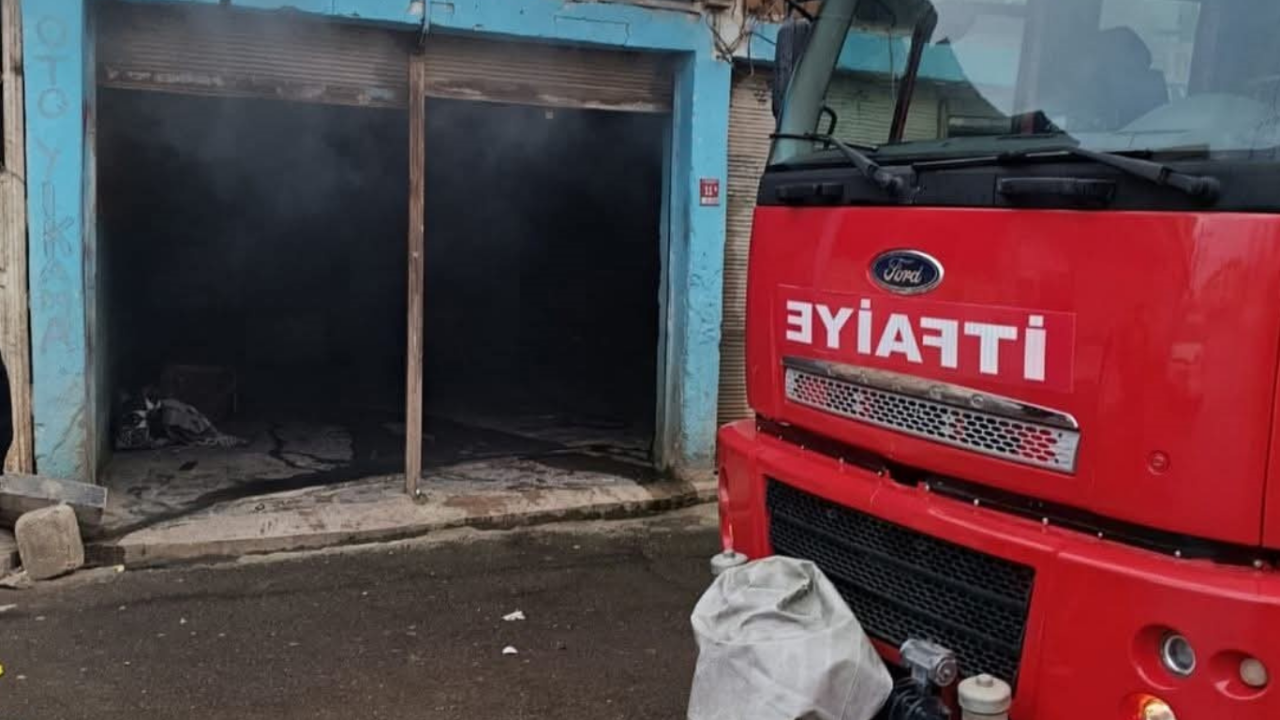 reyhanlida-geceyi-alevler-aydinlatti-is-yeri-kullere-dondu