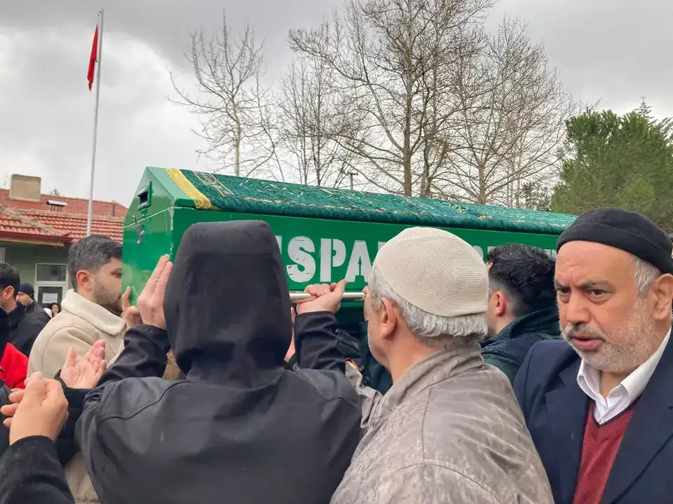 ispartada-aile-faciasi-polis-memuru-deniz-altinkaya-defnedildi