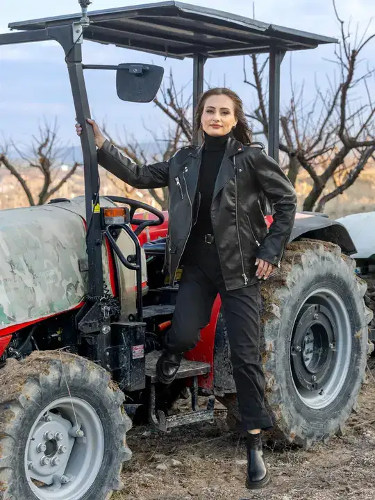 korkutelinde-surpriz-bayram-paylasimi-baskan-saniye-caran-traktorun-basina-gecti