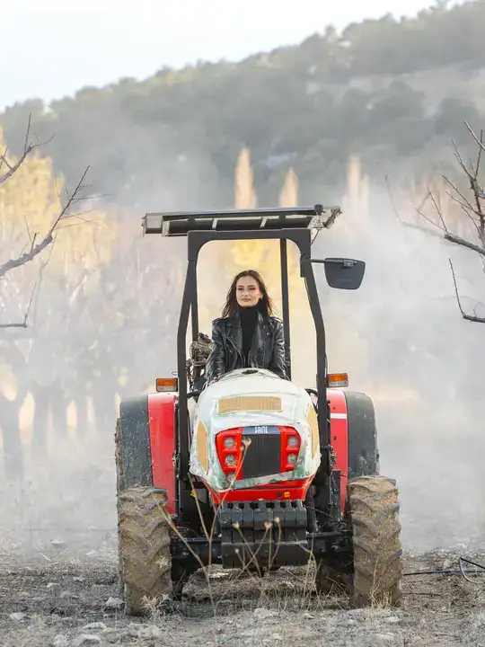 korkutelinde-surpriz-bayram-paylasimi-baskan-saniye-caran-traktorun-basina-gecti