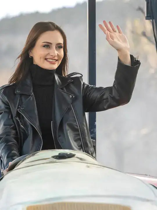 korkutelinde-surpriz-bayram-paylasimi-baskan-saniye-caran-traktorun-basina-gecti