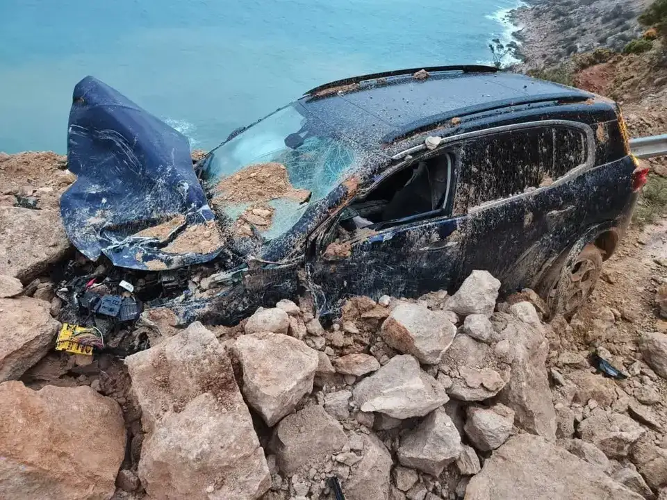 mersin-antalya-kara-yolunda-heyelan-dev-kayalar-araci-vurdu