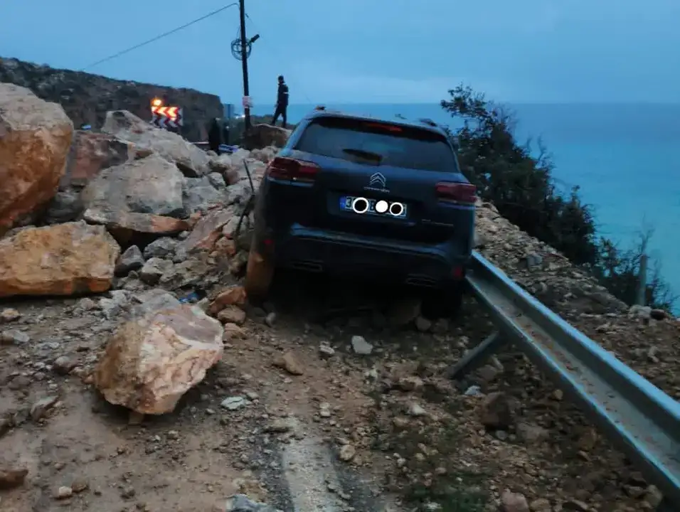 mersin-antalya-kara-yolunda-heyelan-dev-kayalar-araci-vurdu