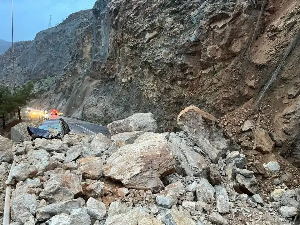 mersin-antalya-kara-yolunda-heyelan-dev-kayalar-araci-vurdu