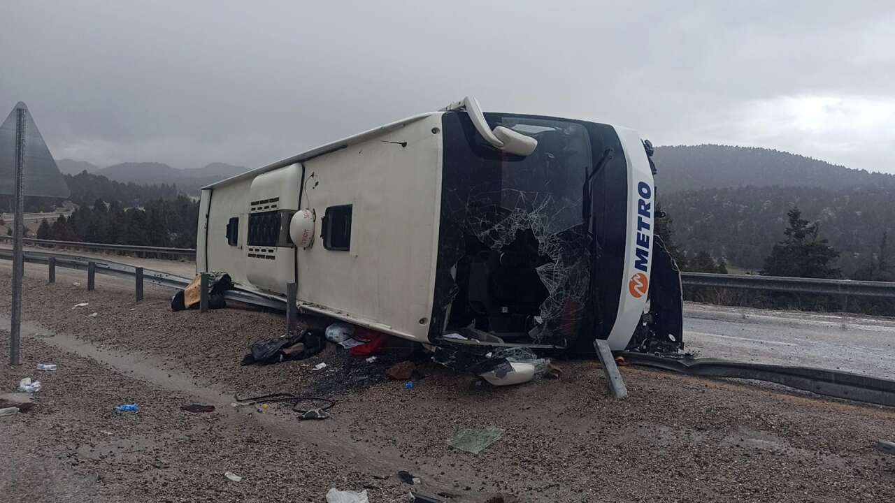 antalyadan-yola-cikan-otobus-devrildi-15-yarali