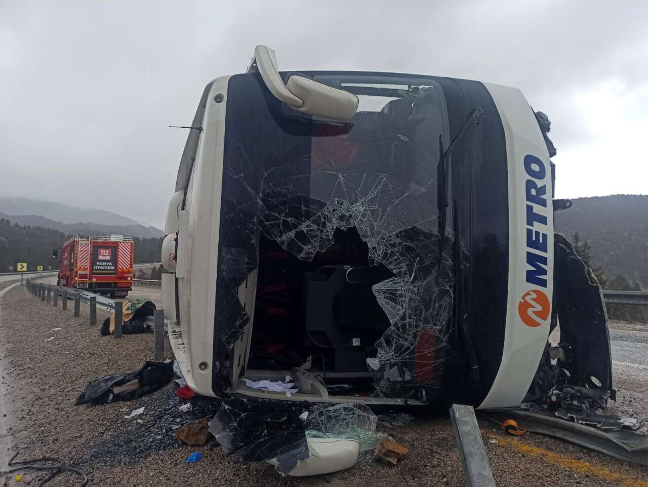 antalyadan-yola-cikan-otobus-devrildi-15-yarali