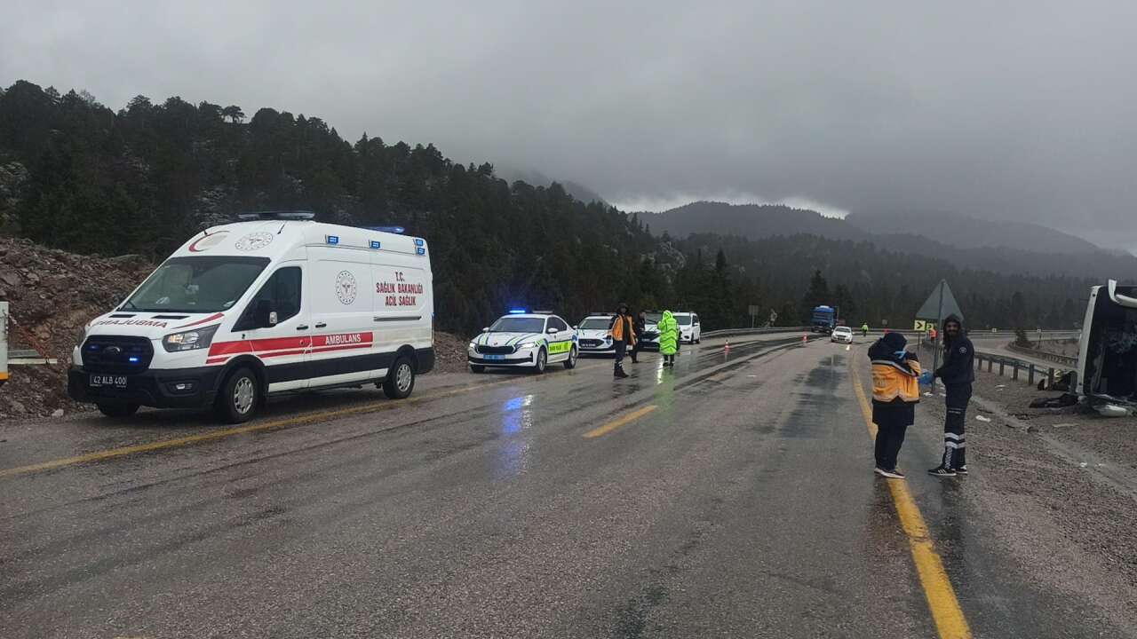 antalyadan-yola-cikan-otobus-devrildi-15-yarali