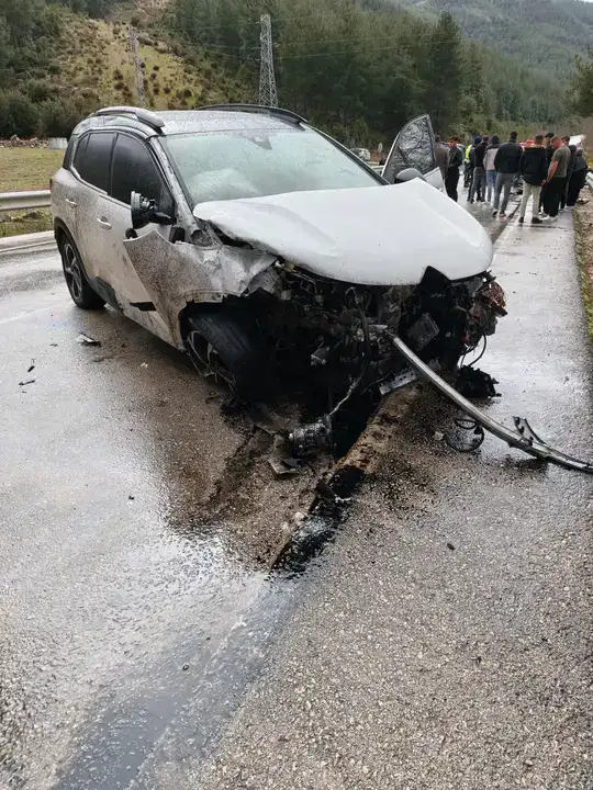 genc-nisanlilari-isparta-burdur-yolunda-olum-ayirdi