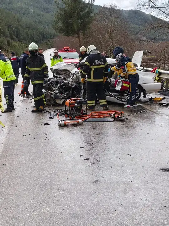 genc-nisanlilari-isparta-burdur-yolunda-olum-ayirdi