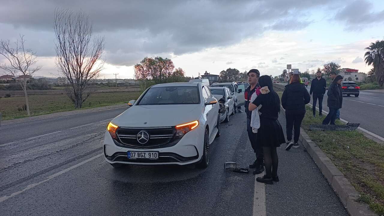 manavgatta-zincirleme-kaza-kirmizi-isikta-carpip-kacti-araniyo