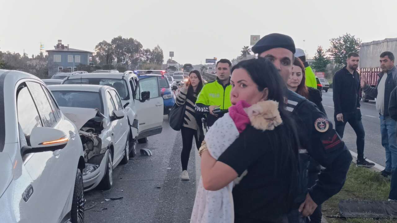 manavgatta-zincirleme-kaza-kirmizi-isikta-carpip-kacti-araniyo