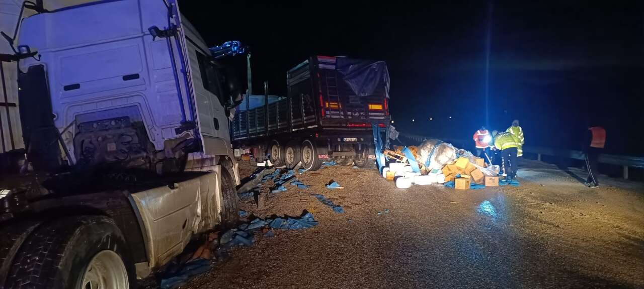 akseki-seydisehir-yolunda-gubre-yuklu-tir-devrildi-1-yarali