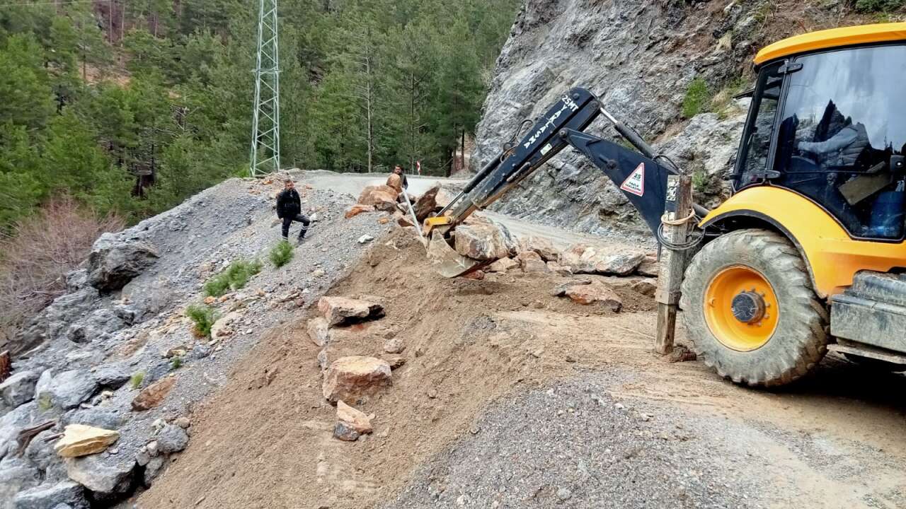 antalyada-yagislar-yollari-vurdu-alanyada-onarim-calismalari-suruyor