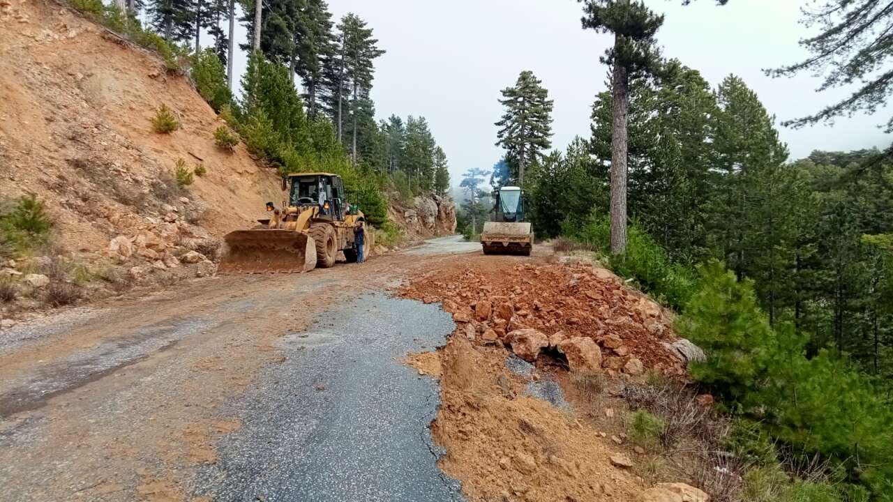 antalyada-yagislar-yollari-vurdu-alanyada-onarim-calismalari-suruyor