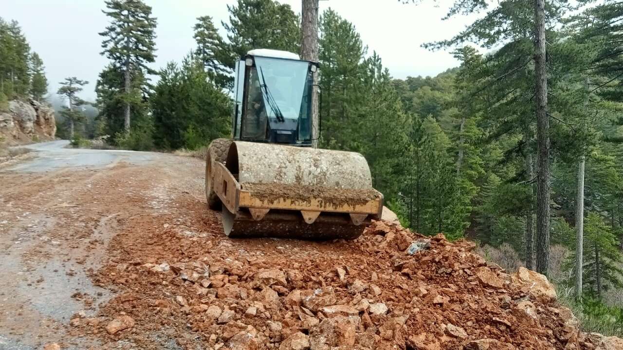 antalyada-yagislar-yollari-vurdu-alanyada-onarim-calismalari-suruyor