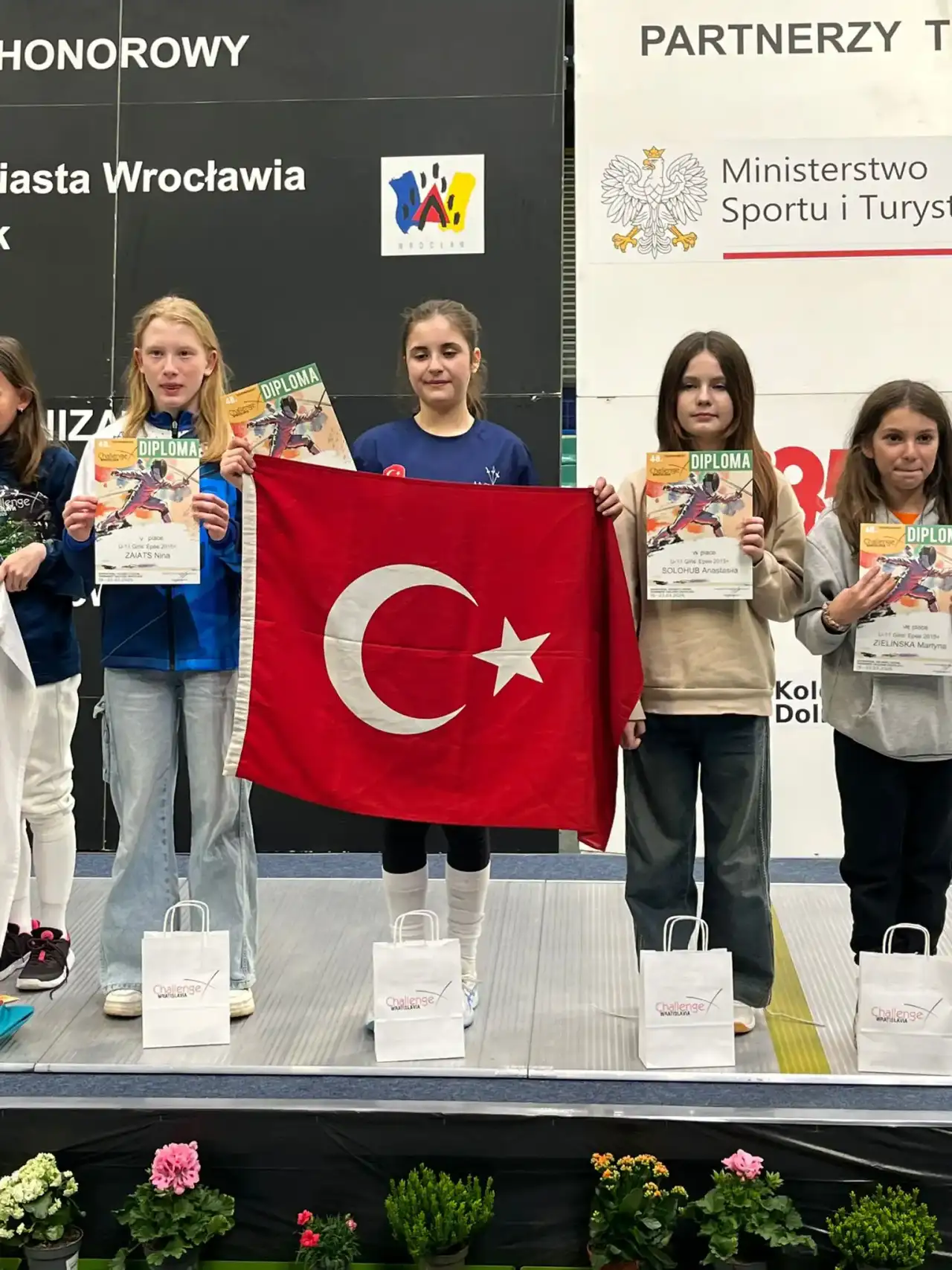 antalyali-eskrimciler-polonyadan-bronz-madalyayla-dondu