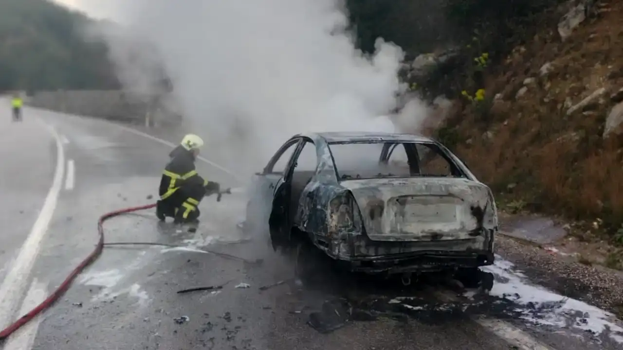 bucakta-seyir-halindeki-otomobil-alevlere-teslim-oldu