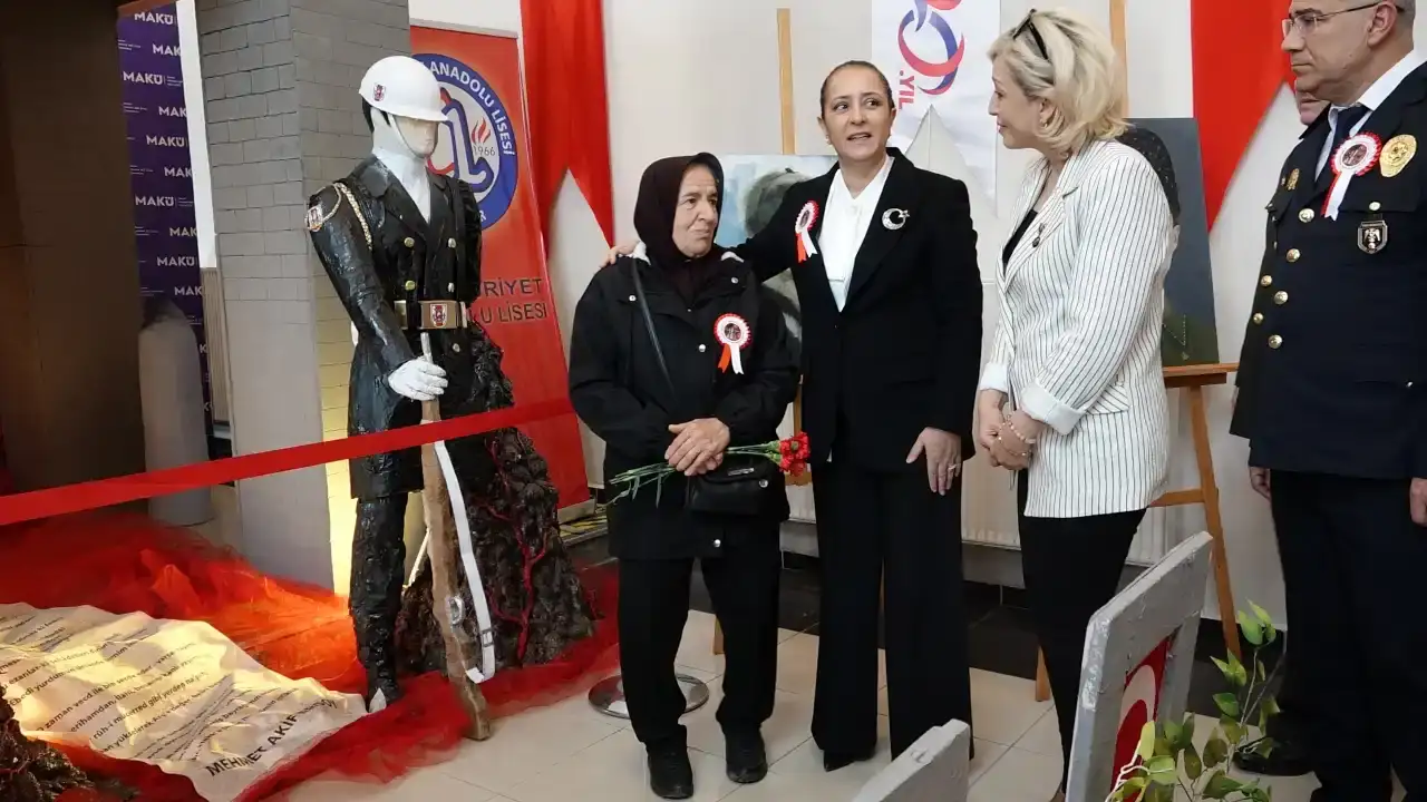 burdurda-atik-malzemeler-vatan-sevgisiyle-abideye-donustu