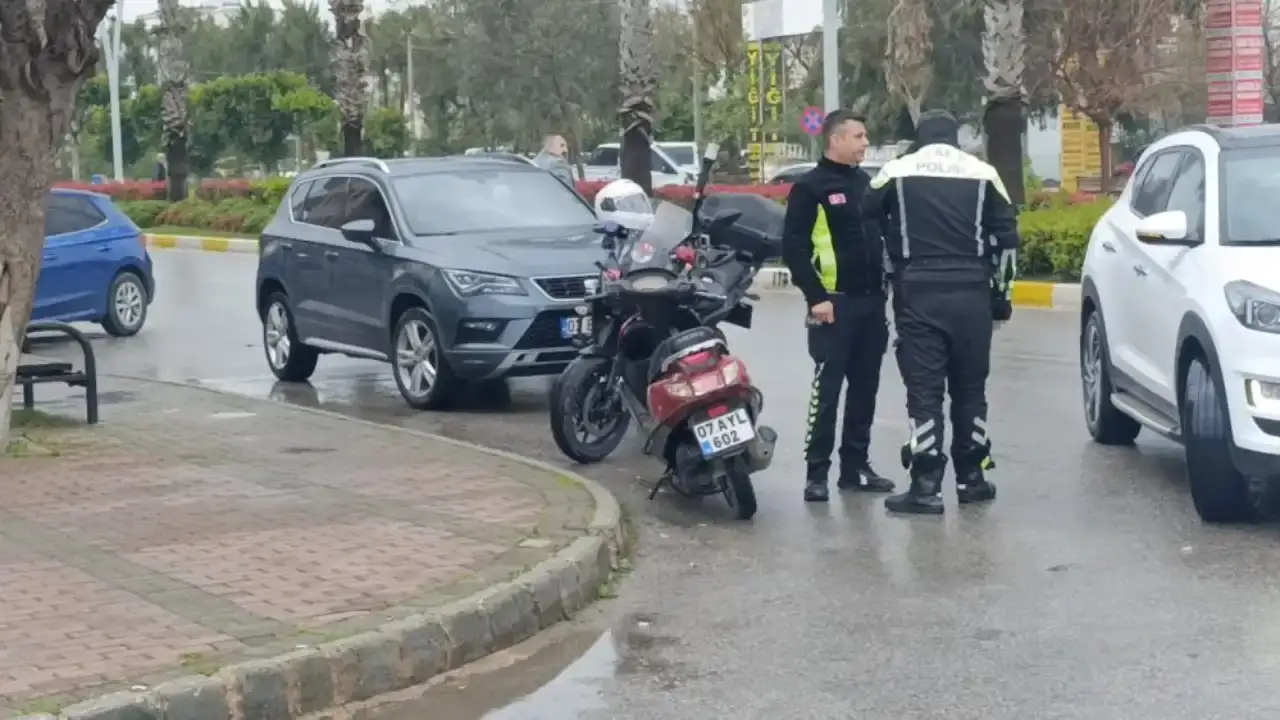 manavgatta-elektrikli-motosiklet-ile-otomobil-carpisti-motosiklet-surucusu-yola-savruldu