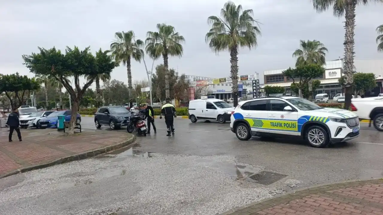 manavgatta-elektrikli-motosiklet-ile-otomobil-carpisti-motosiklet-surucusu-yola-savruldu