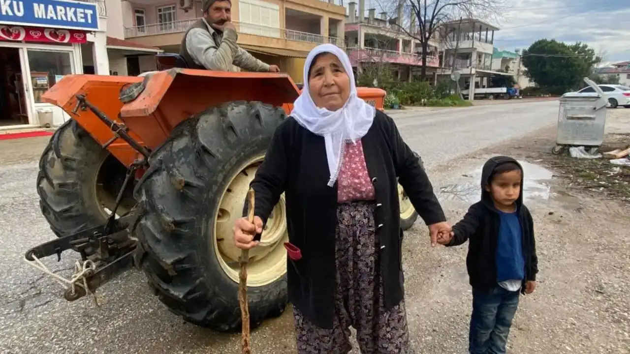 manavgatta-servis-krizi-yasaniyor-ogrenciler-traktor-ve-motosikletle-okula-gidiyor