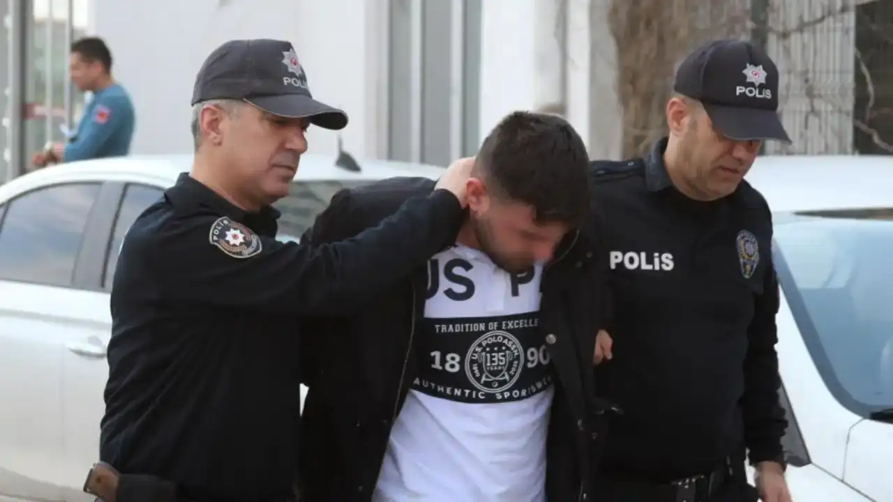 adanada-araci-ayagiyla-surucu-paylasilan-goruntu-sonrasi-cezadan-kacamadi