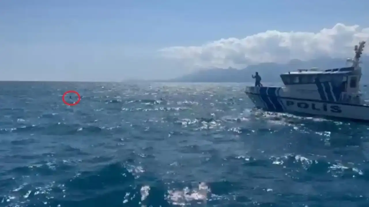 antalya-falezlerde-can-pazari-denize-kanoyla-acilan-vatandas-suya-dustu