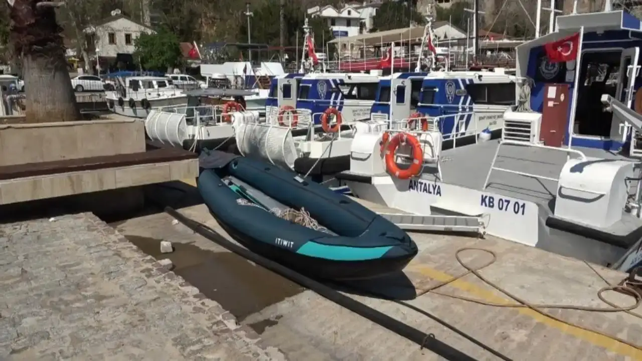 antalya-falezlerde-can-pazari-denize-kanoyla-acilan-vatandas-suya-dustu