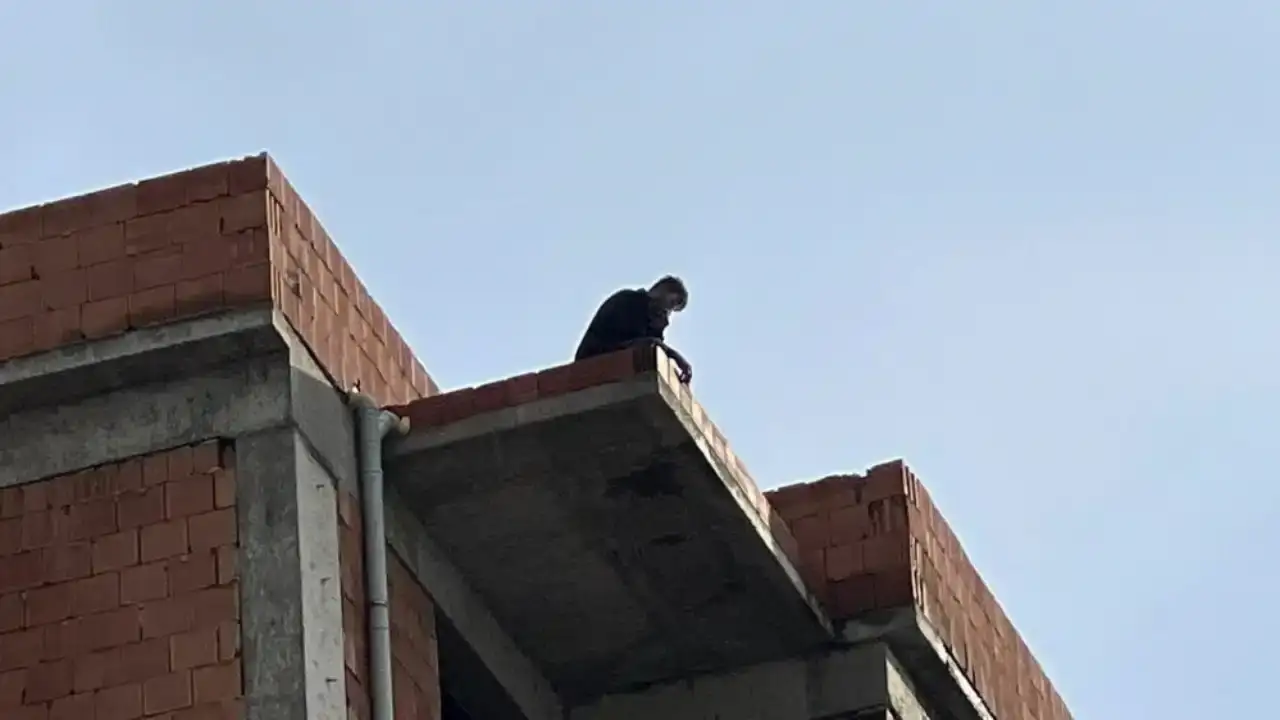 antalyada-esi-telefonlari-acmayinca-sinirlenip-catiya-cikti