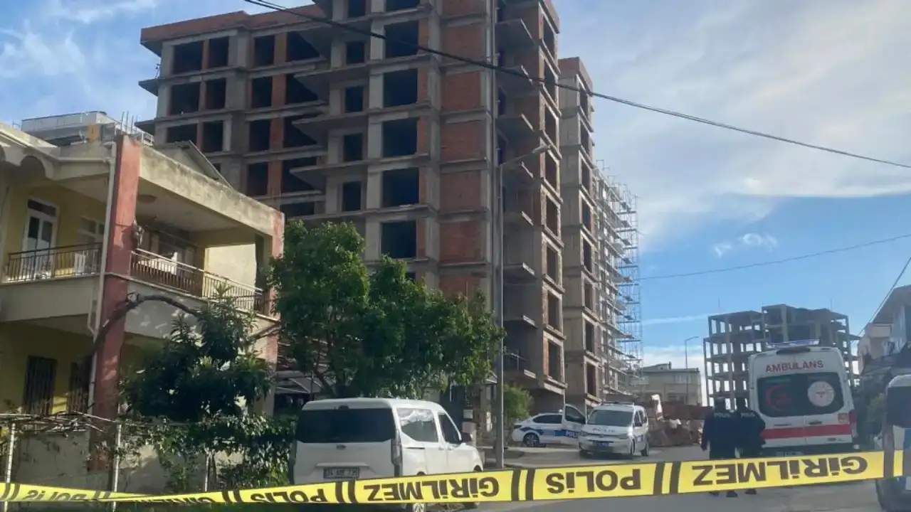 antalyada-esi-telefonlari-acmayinca-sinirlenip-catiya-cikti