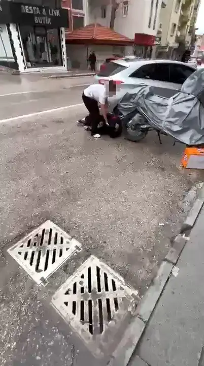 ispartada-kiz-ogrenciden-akranina-sokak-ortasinda-siddet