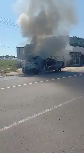 serikte-karton-yuklu-kamyonet-alev-alev-yandi-arac-kule-dondu