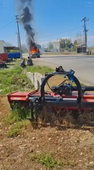 serikte-karton-yuklu-kamyonet-alev-alev-yandi-arac-kule-dondu