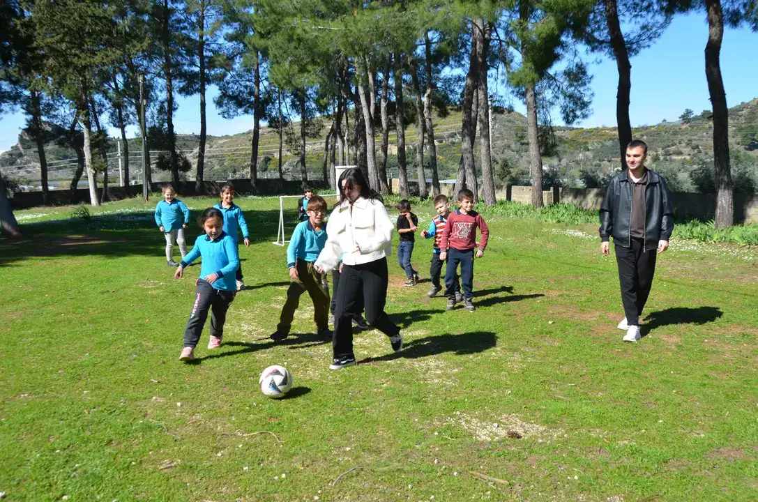 akdeniz-universitesi-ogrencileri-serikteki-koy-okulunu-yeniledi