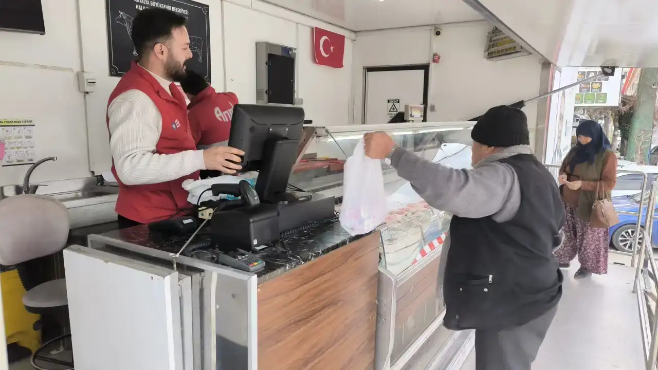 antalyada-halk-et-tiri-ilce-ilce-geziyor-vatandas-yogun-ilgi-gosteriyor