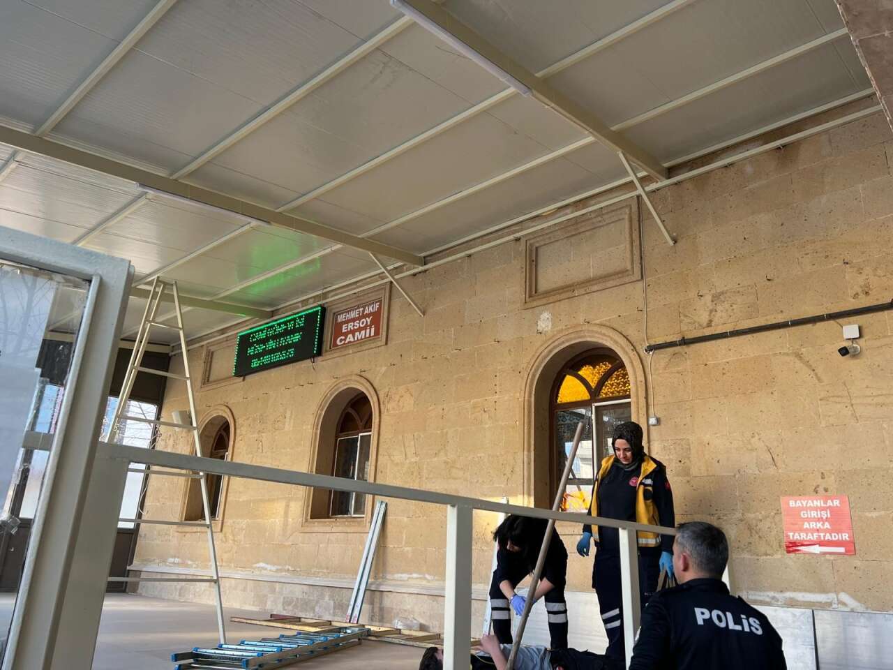 bucakta-is-kazasi-camide-calisirken-merdivenden-dustuler