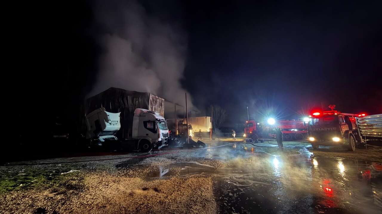 bucakta-korkutan-yangin-agir-vasita-servisi-kule-dondu