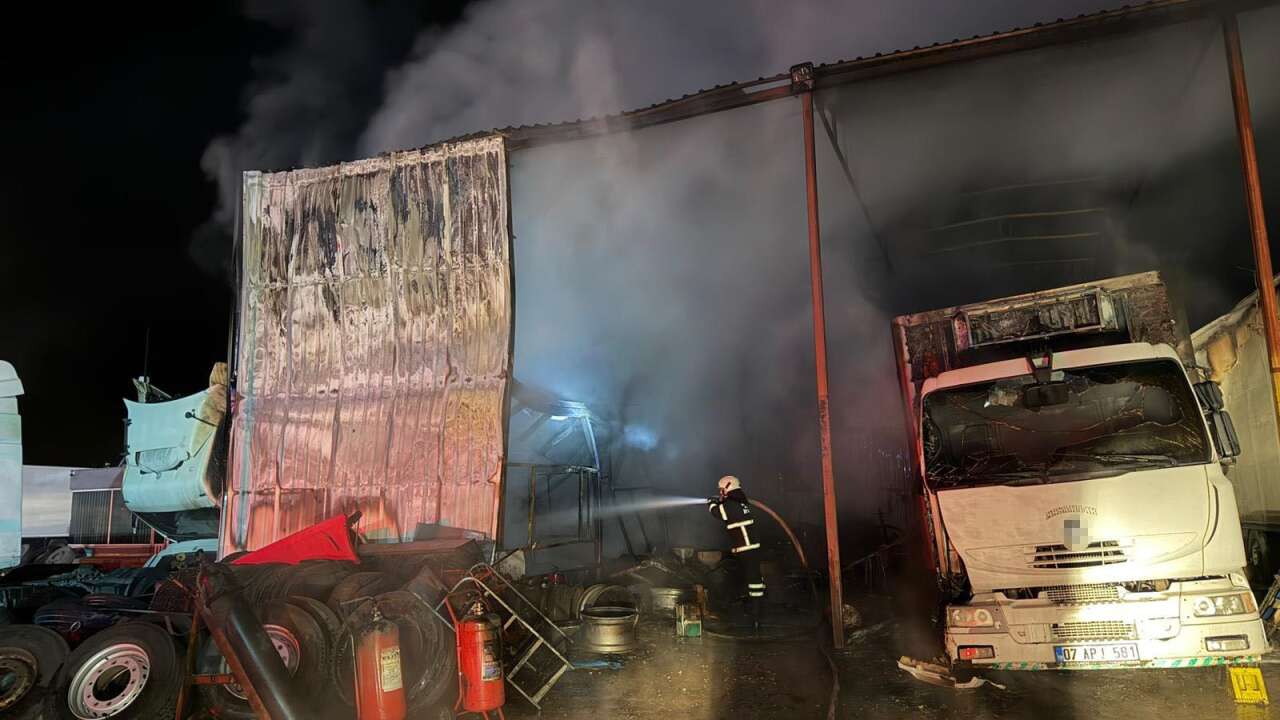 bucakta-korkutan-yangin-agir-vasita-servisi-kule-dondu