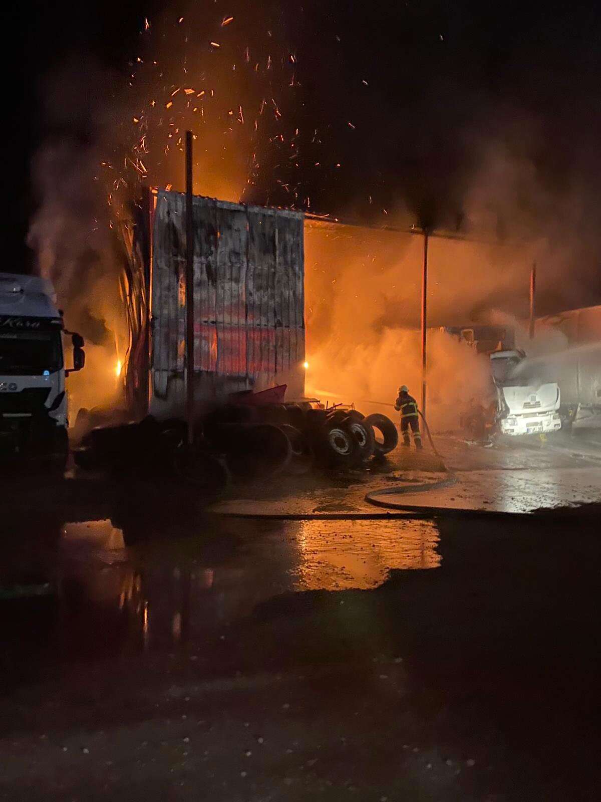 bucakta-korkutan-yangin-agir-vasita-servisi-kule-dondu