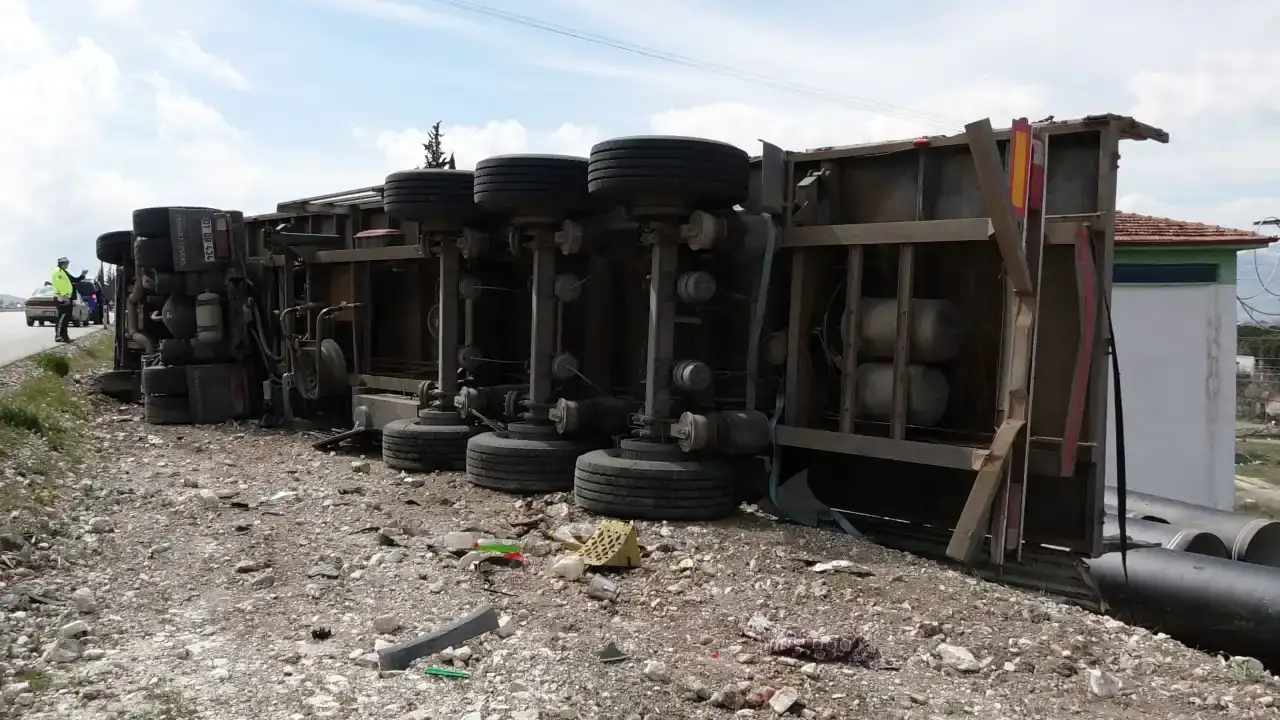 burdurda-boru-yuklu-tir-sarampole-devrildi