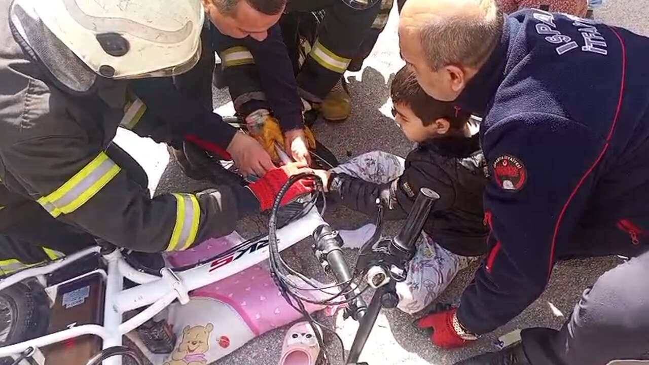 fatih-mahallesinde-korku-dolu-anlar-ayagi-bisiklete-sikisti