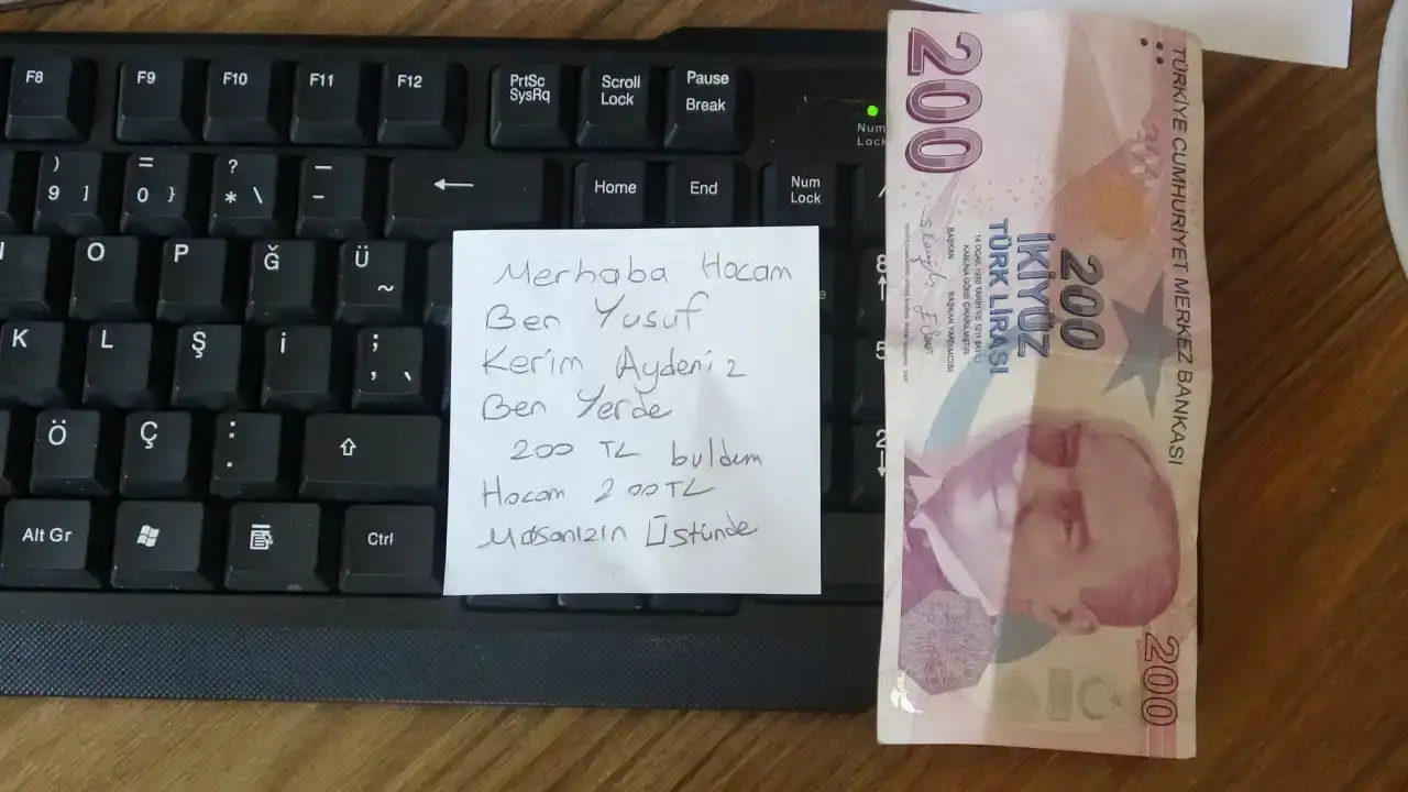 kepezde-ortaokul-ogrencisi-buldugu-parayi-notla-teslim-etti