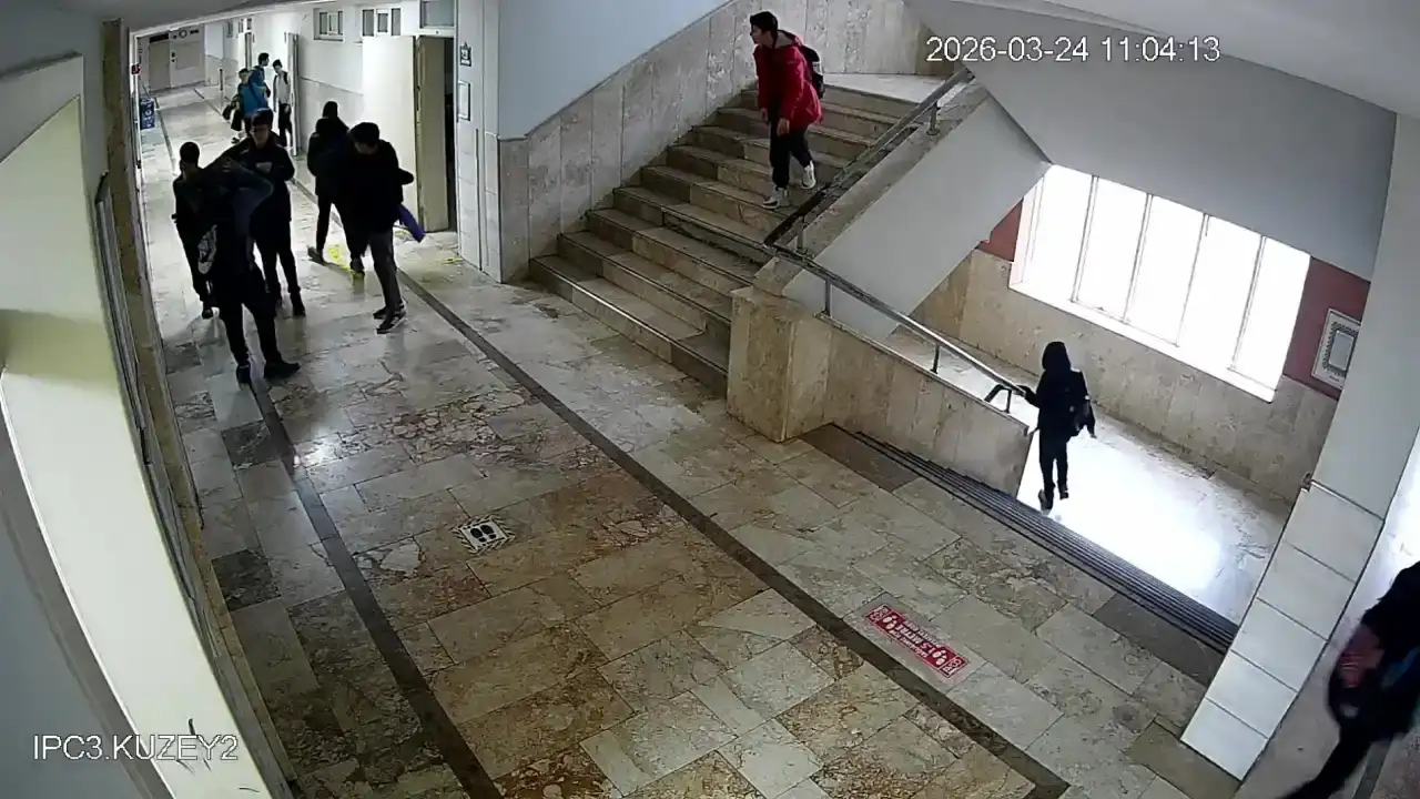 kepezde-ortaokul-ogrencisi-buldugu-parayi-notla-teslim-etti