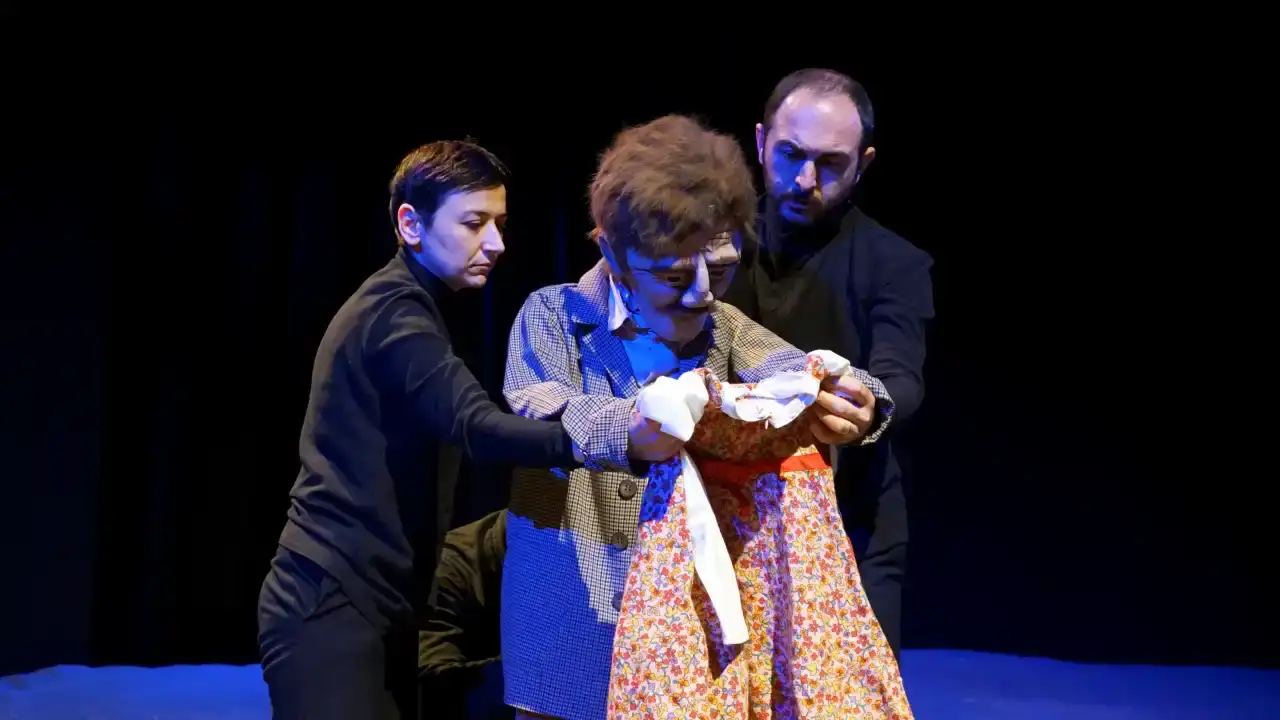 antalyada-dunya-tiyatro-gunu-uc-ayri-sahne-ile-kutlandi