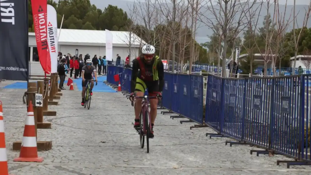 burdur-salda-duatlonunda-zor-anlar-yasandi-siddetli-ruzgar-cadirlari-ucurdu