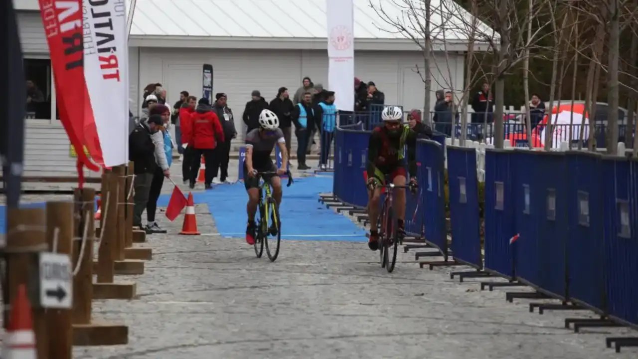 burdur-salda-duatlonunda-zor-anlar-yasandi-siddetli-ruzgar-cadirlari-ucurdu