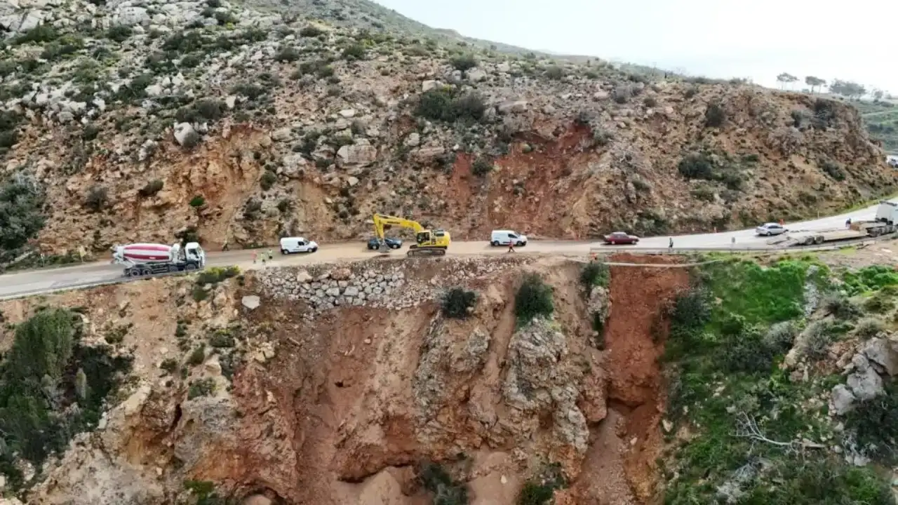 coken-antalya-mersin-yolunda-calismalar-suruyor-trafik-kontrollu-saglaniyor